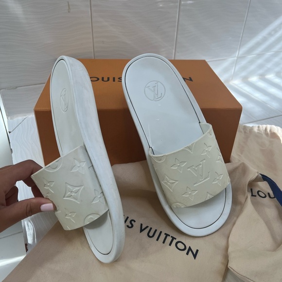 AUTHENTIC with box & shoe bags Louis Vuitton white pool slides. Rubber slides. - Picture 6 of 13